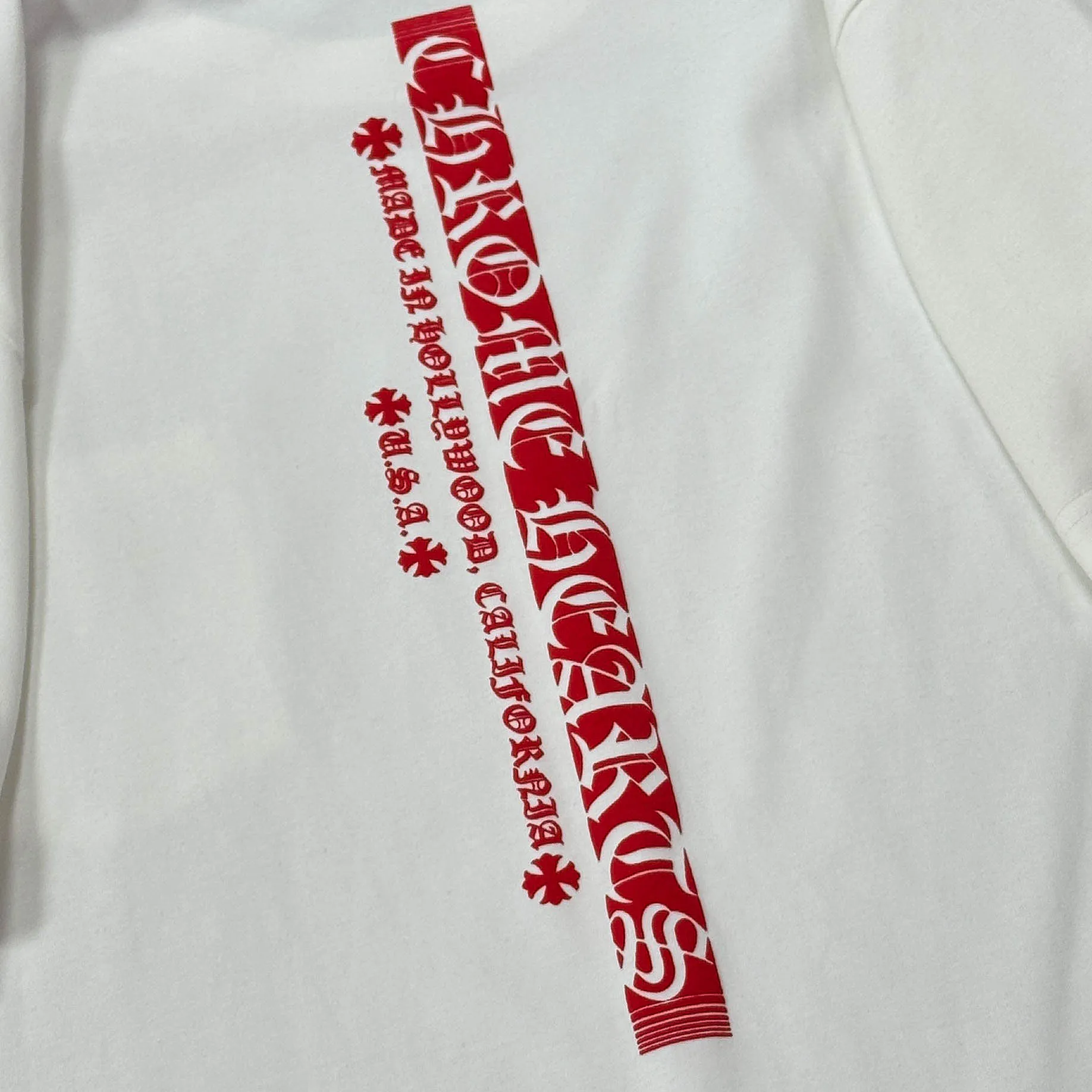 P170 Chrome Hearts Chrome Hearts 25 high version. The fabric is made of 300 grams of high-density pure cotton. It does not deform or shrink. It has three labels. It is the same style for men and women. Technology: suede foam printing. Color: white, black. SIZE: S-XL.